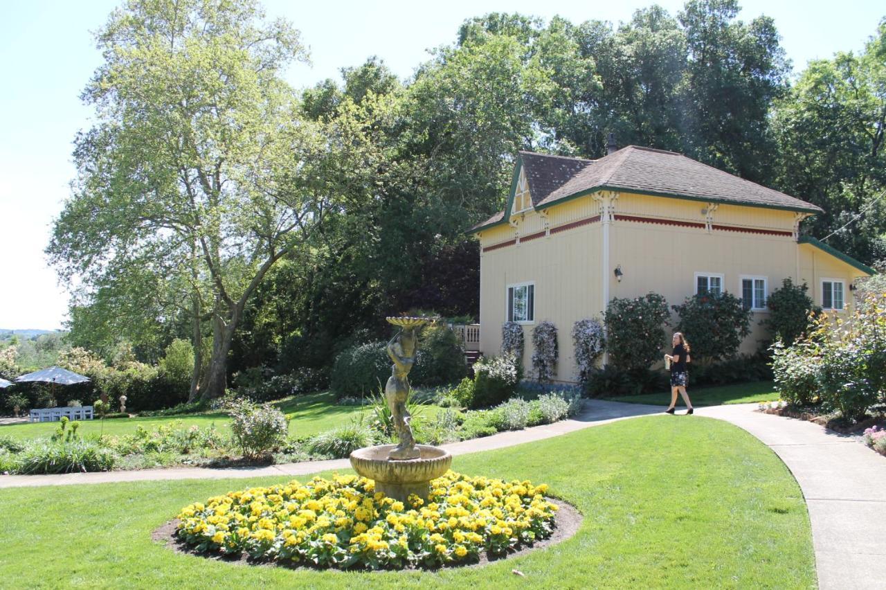 ホテル Madrona Manor ヒールズバーグ エクステリア 写真